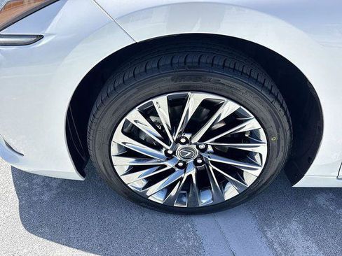 Certified 2024 Lexus ES 350 w/ Technology Package FWD image 10