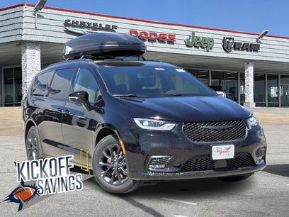 New 2025 Chrysler Pacifica Select w/ Fav Edition Package
