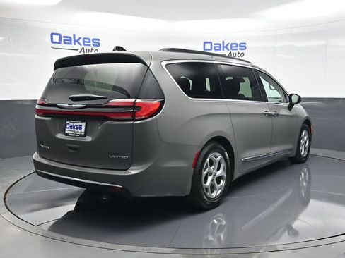 Used 2023 Chrysler Pacifica Limited image 8