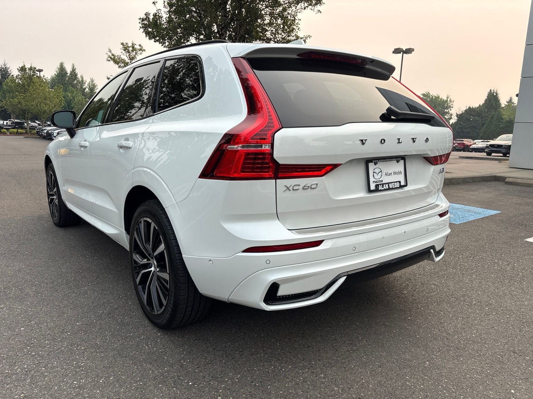 Used 2023 Volvo XC60 B5 Plus w/ Climate Package AWD/4WD image 2