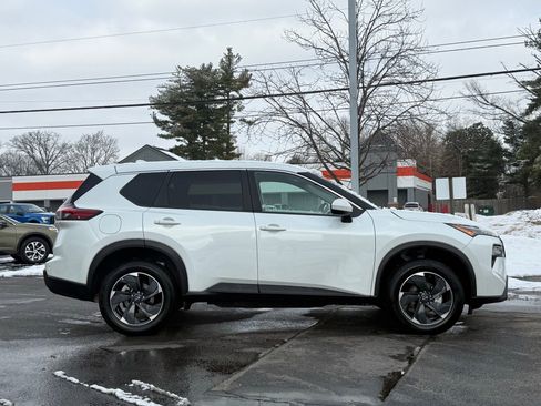Used 2024 Nissan Rogue SV image 5