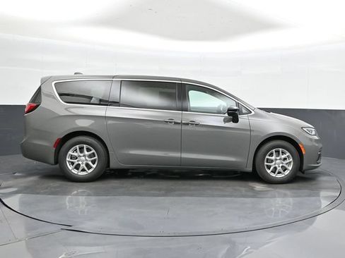 Used 2025 Chrysler Pacifica Select FWD image 23