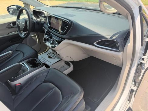 Used 2024 Chrysler Pacifica Limited FWD image 11