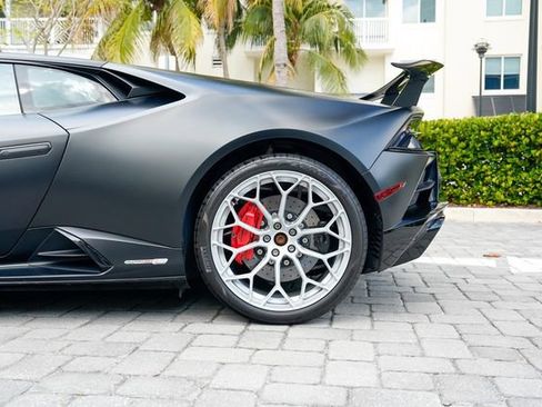 Used 2022 Lamborghini Huracan EVO RWD image 16