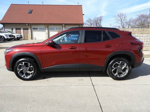 Used 2025 Chevrolet Trax LT w/ Driver Confidence Package FWD image 7