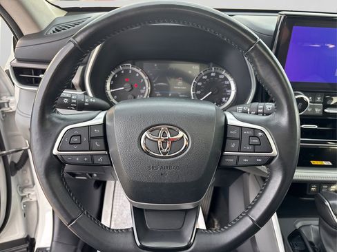 Used 2023 Toyota Highlander XLE image 26
