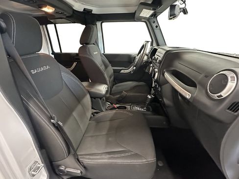 Used 2017 Jeep Wrangler Unlimited Sahara w/ Connectivity Group AWD/4WD image 18