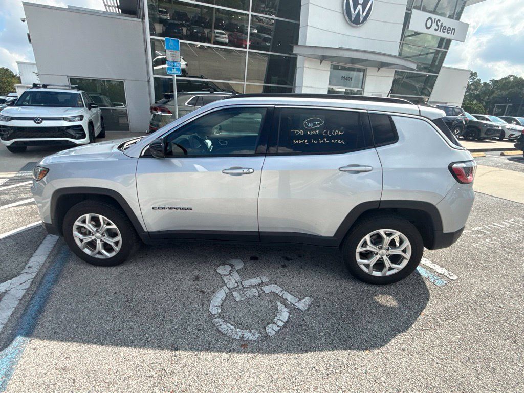 Used 2024 Jeep Compass Latitude AWD/4WD image 12