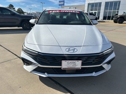 Used 2025 Hyundai Elantra SEL image 2