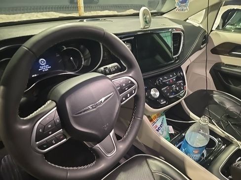 Used 2023 Chrysler Pacifica Limited image 3