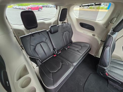 Used 2023 Chrysler Pacifica Limited FWD image 19