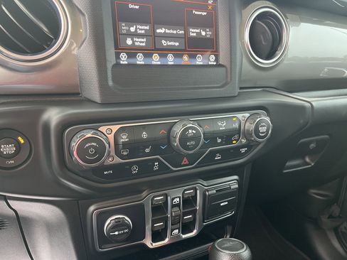 Used 2020 Jeep Gladiator Overland w/ LED Lighting Group image 11