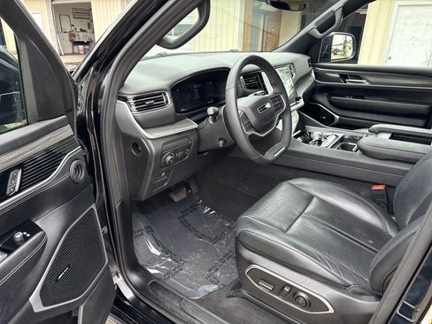 Used 2024 Jeep Wagoneer L Series II w/ Flexible Seating Group AWD/4WD image 15