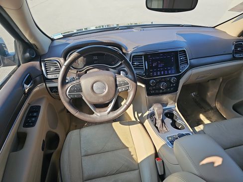 Used 2019 Jeep Grand Cherokee Overland AWD/4WD image 16