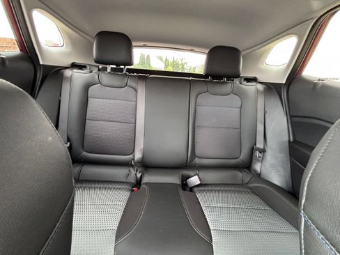 Used 2025 Chevrolet Trax LT FWD image 36