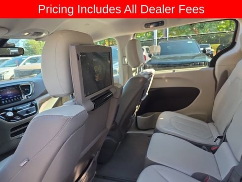 Used 2017 Chrysler Pacifica Touring-L Plus w/ Advanced Safetytec Group FWD image 9