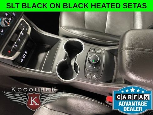 Used 2024 GMC Terrain SLT AWD/4WD image 17