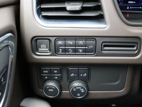 Used 2022 Chevrolet Tahoe Z71 w/ Luxury Package image 22