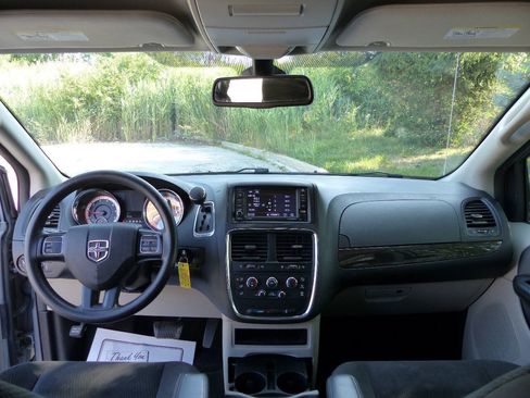 Used 2019 Dodge Grand Caravan SE FWD image 35