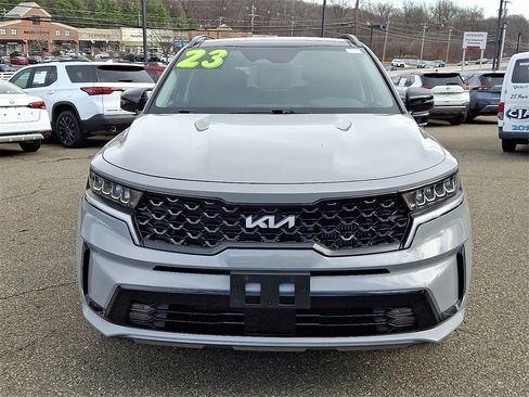Used 2023 Kia Sorento EX w/ Panoramic Sunroof Package image 2