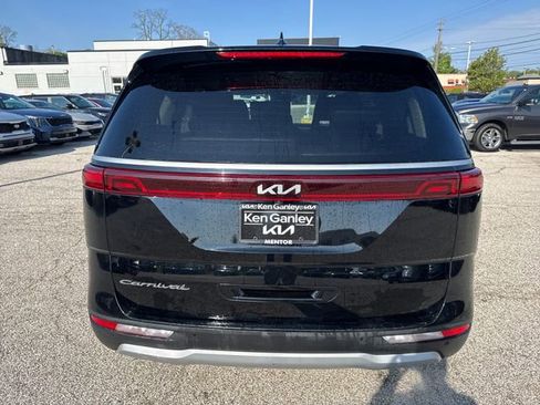 Used 2022 Kia Carnival EX FWD image 6