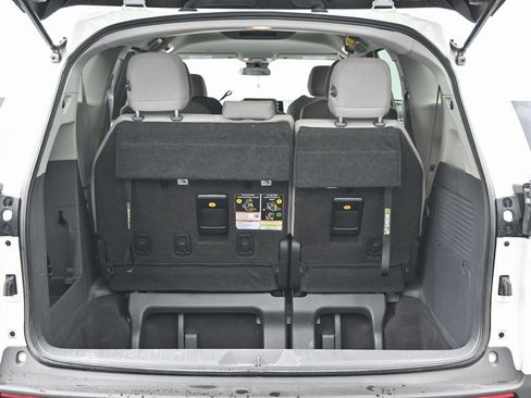 Used 2024 Toyota Sienna LE image 15