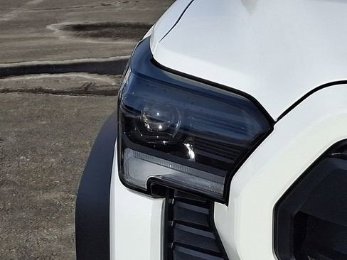 Used 2025 Toyota Tacoma Trailhunter image 9