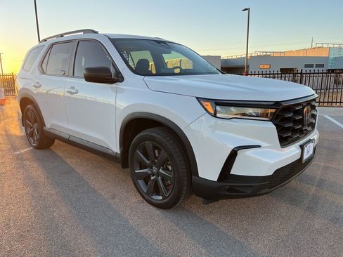 Used 2025 Honda Pilot Sport image 3