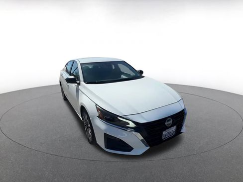 Used 2025 Nissan Altima 2.5 SV image 3