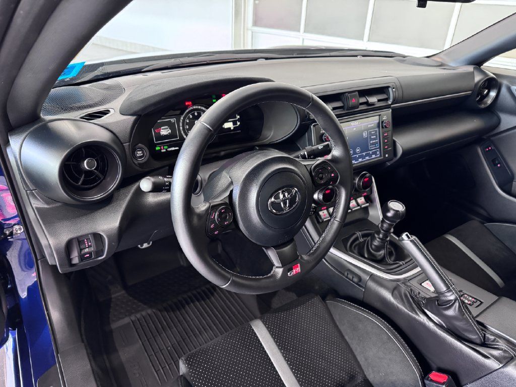 Used 2025 Toyota GR86 Premium w/ Performance Package RWD image 11