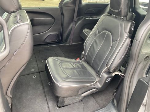 Used 2025 Chrysler Pacifica Limited image 25