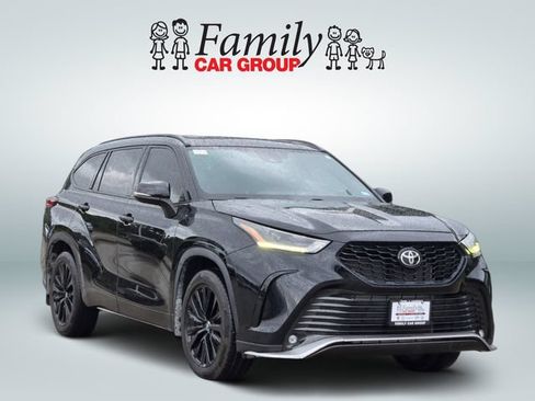 Used 2023 Toyota Highlander XSE FWD image 2