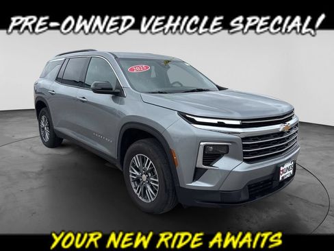 Used 2025 Chevrolet Traverse LT AWD/4WD image 1