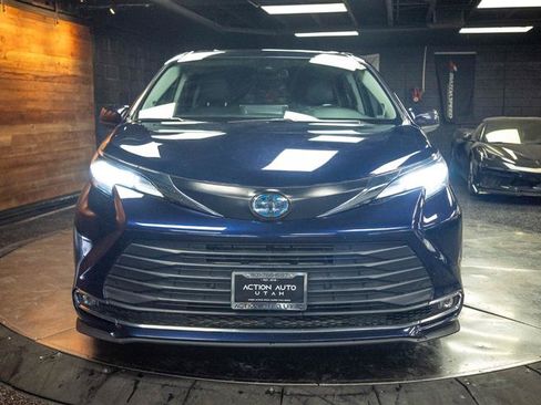 Used 2022 Toyota Sienna XLE w/ XLE Plus Package AWD/4WD image 4