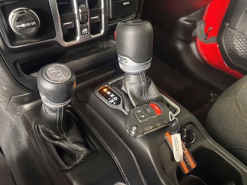 Used 2025 Jeep Wrangler Unlimited Sahara AWD/4WD image 17