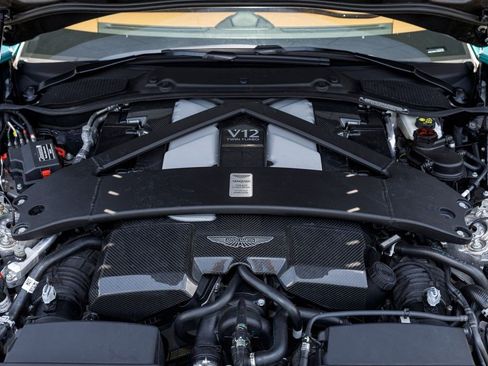 Used 2025 Aston Martin Vanquish RWD image 24