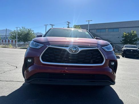 Used 2024 Toyota Highlander LE AWD/4WD image 3