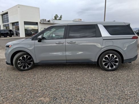 Used 2024 Kia Carnival EX FWD image 2