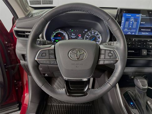 Used 2021 Toyota Highlander Platinum AWD/4WD image 3