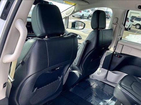 Used 2024 Chrysler Pacifica Touring-L FWD image 37