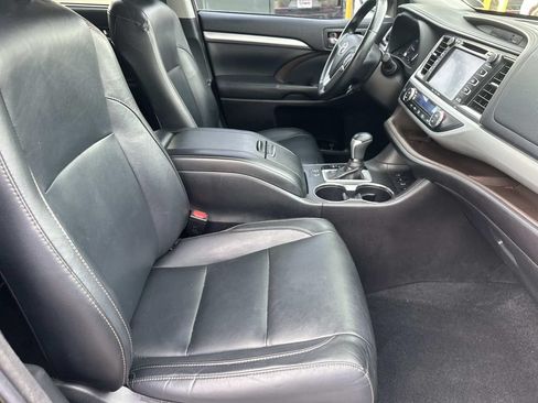 Used 2018 Toyota Highlander XLE AWD/4WD image 5