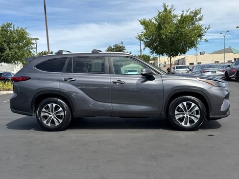 Used 2023 Toyota Highlander XLE FWD image 6