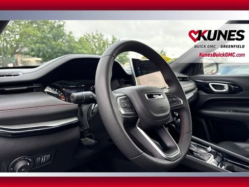 Used 2025 Jeep Compass Trailhawk AWD/4WD image 17