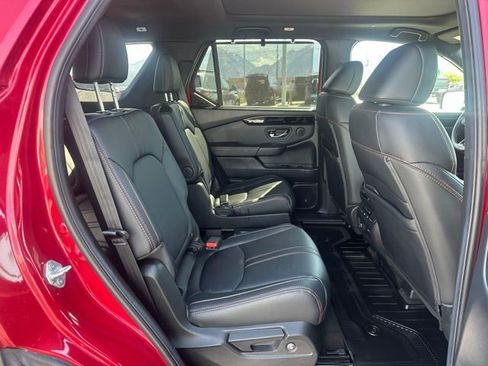 Used 2025 Honda Pilot TrailSport image 14