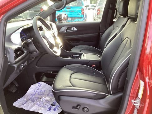 New 2026 Chrysler Pacifica Limited image 25