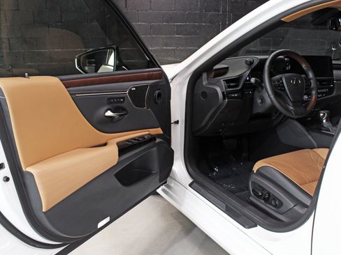 Used 2022 Lexus ES 300h Ultra Luxury w/ Accessory Package 2 FWD image 25