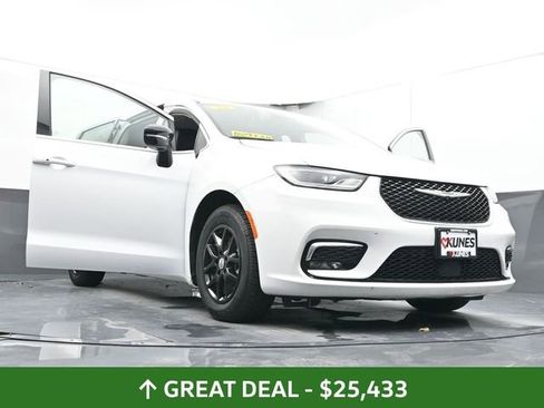 Used 2024 Chrysler Pacifica Touring-L FWD image 71