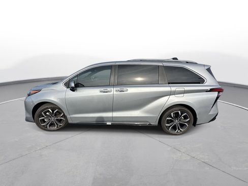 Certified 2025 Toyota Sienna Platinum image 9