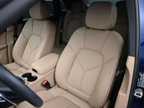 Certified 2026 Porsche Macan AWD/4WD image 5