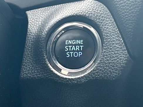 Used 2021 Toyota RAV4 XLE AWD/4WD image 60